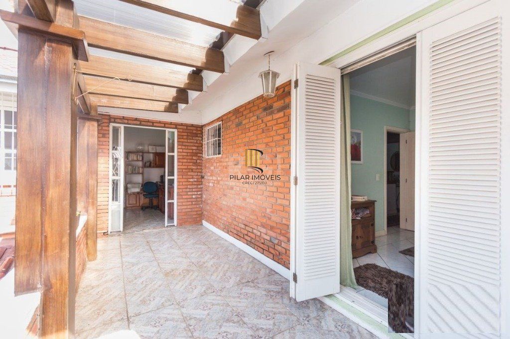 Casa para Venda - 258m², 3 dormitórios, sendo 1 suites, 4 vagas - Teresópolis