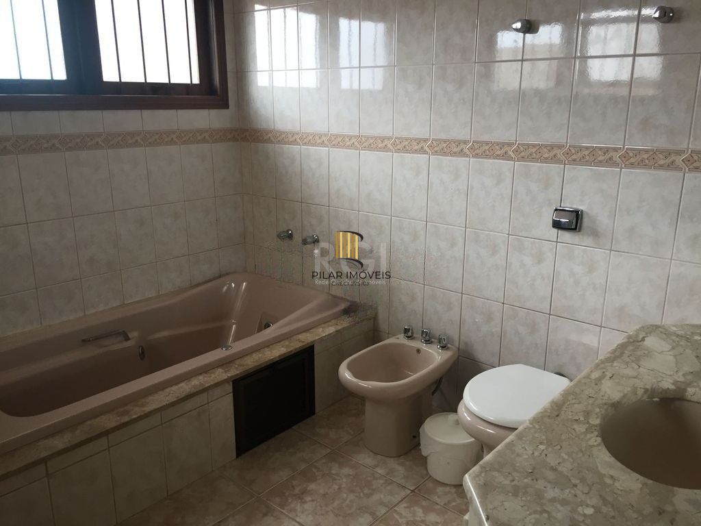 Casa de 270m² - 3 dormitórios, 1 suíte, churrasqueira, pátio e 3 vagas de garagem