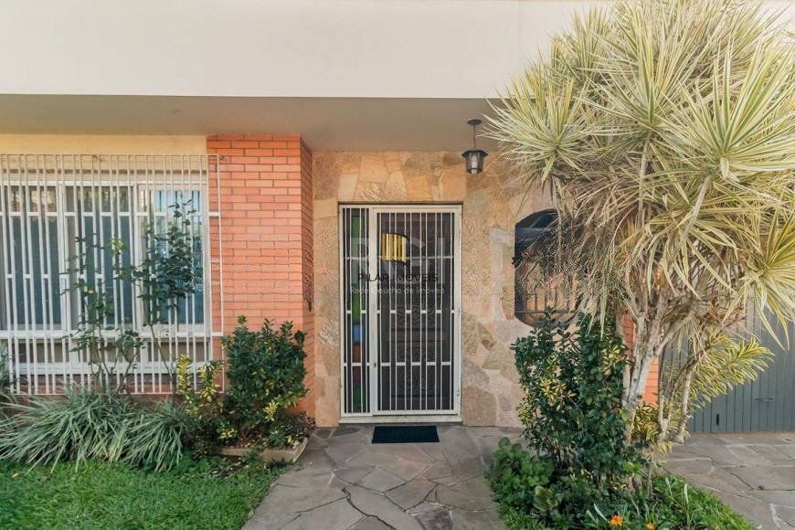 Casa de 289m² - 3 dormitórios, 1 suíte, 4 salas, churrasqueira, pátio e 4 vagas de garagem no bairro Partenon