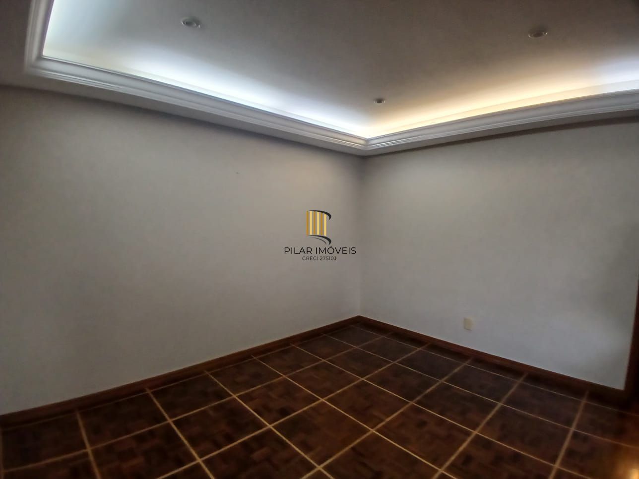 Apartamento de 03 dormitorios e vaga coberta no Menino Deus