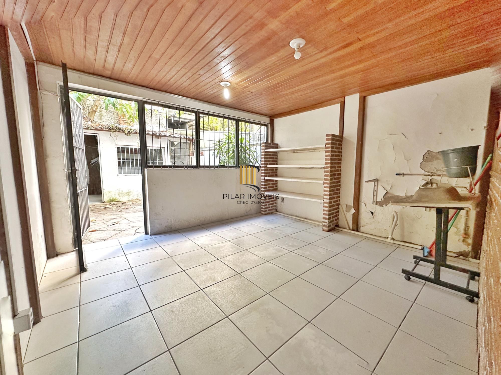 Sala comercial com mezanino e pátio na Cidade Baixa