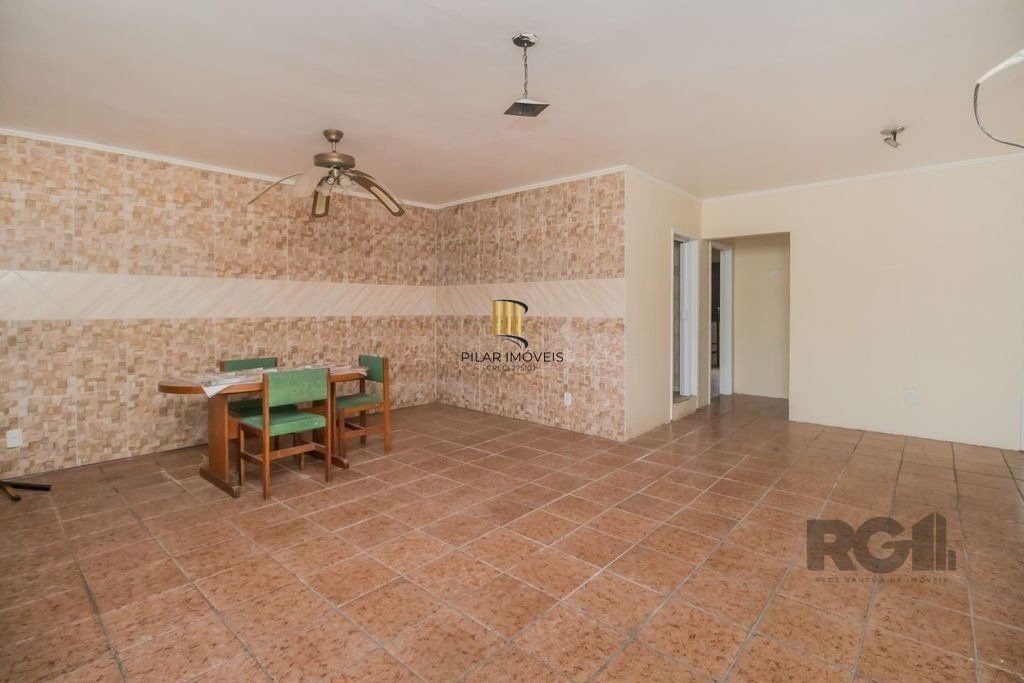 Excelente casa de 389,53m² com 8 dormitórios e 3 vagas.