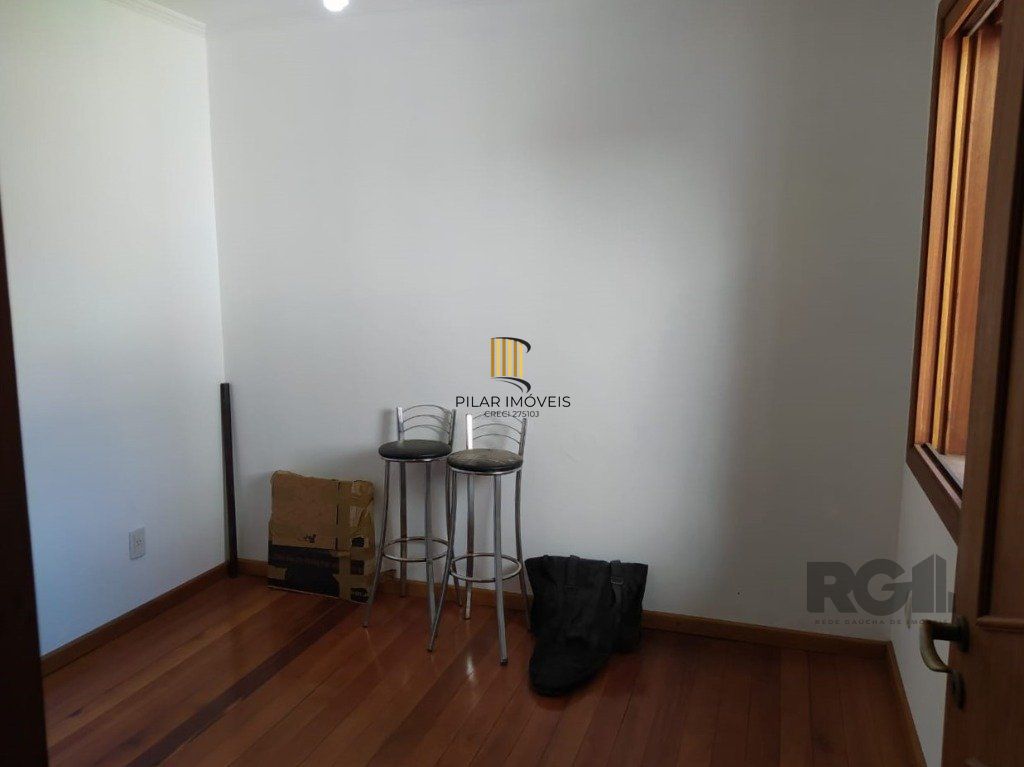 Casa 234m² - 3 dormitórios, 1 suíte e vaga para 6 carros no Jardim São Pedro