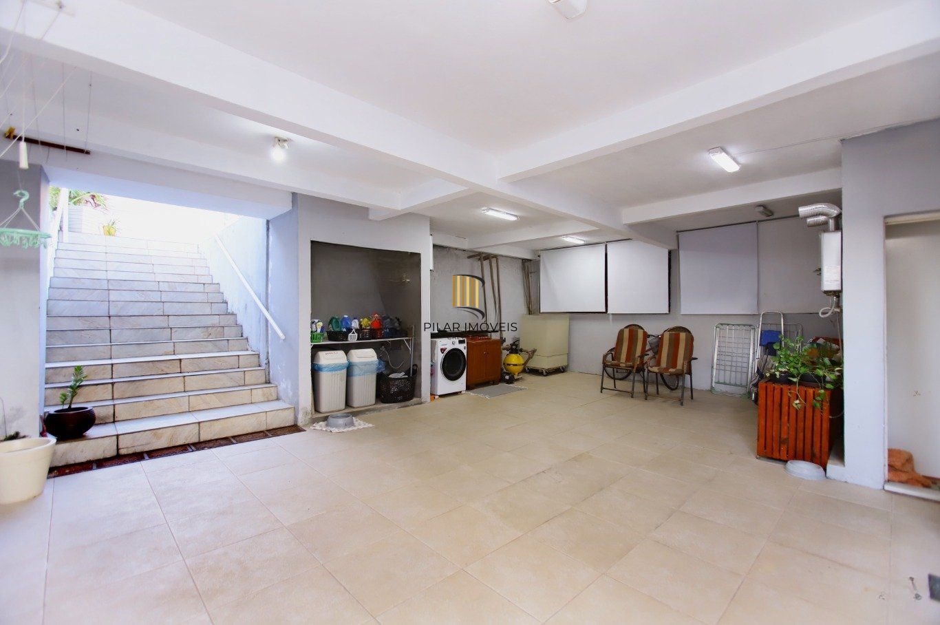 Casa com Edícula nos fundos, total de 5 dormitórios no Bairro gloria.