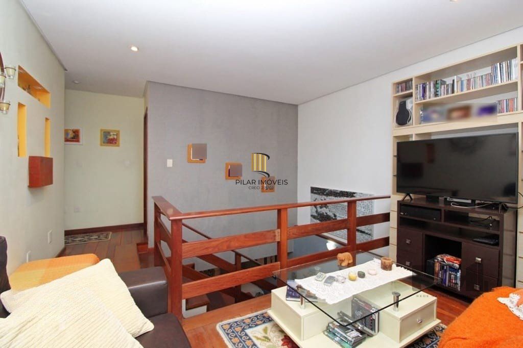 Casa de 275m² - 3 dormitórios e 3 vagas no bairro Coronel Aparício Borges