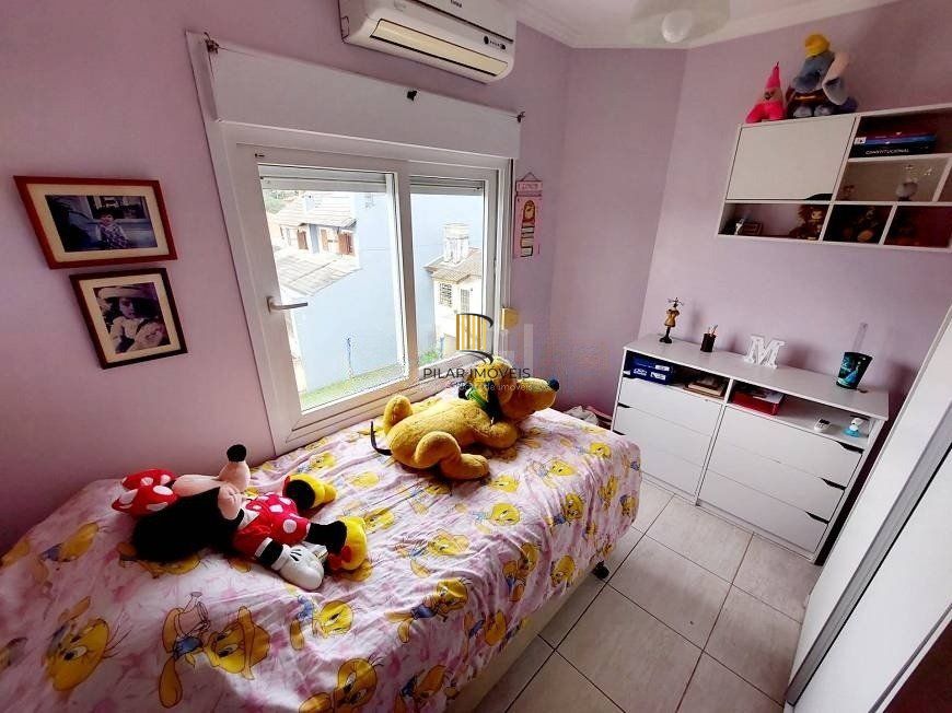 Casa com 03 dormitórios, 01 suíte, pátio com churrasqueira e 03 vagas de garagem no bairro Tristeza