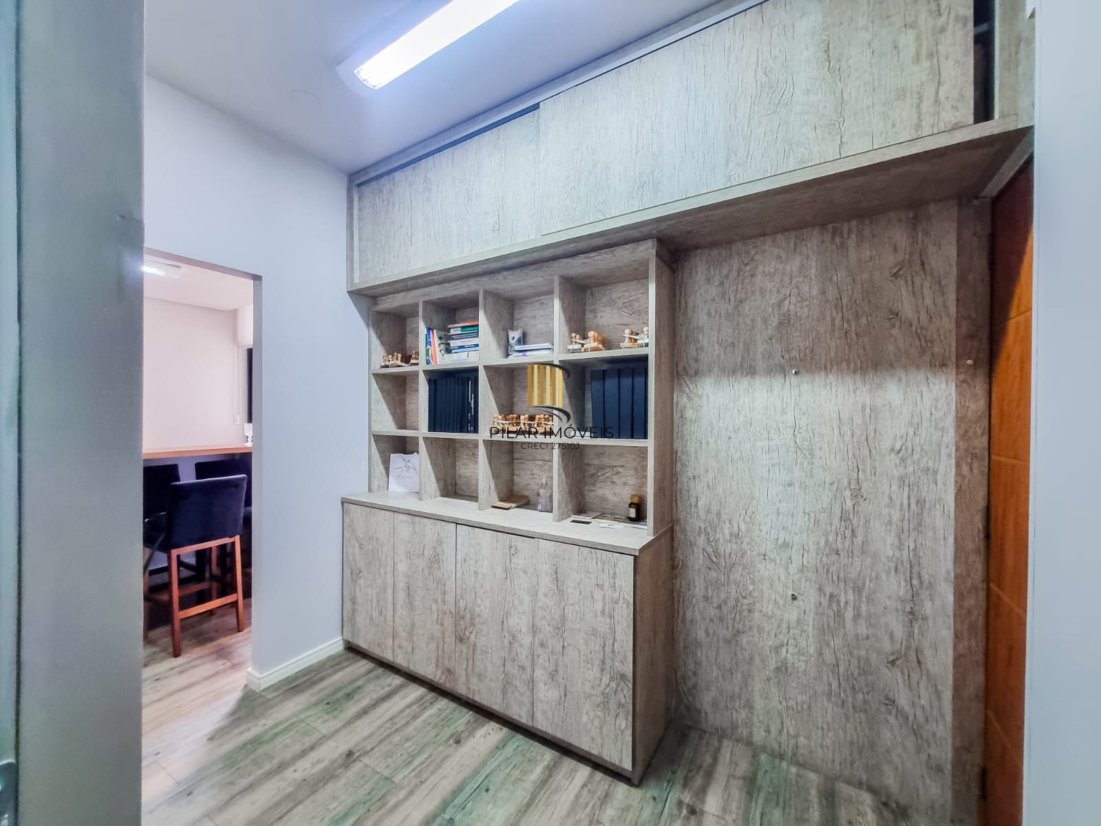 Sala locada com vaga no Menino Deus, a 200 m do Praia de Belas