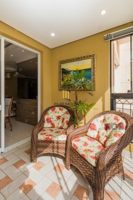 Apartamento 95m² - semi mobiliado, 3 dormitórios, 1 suíte e 2 vagas no bairro Passo da Areia