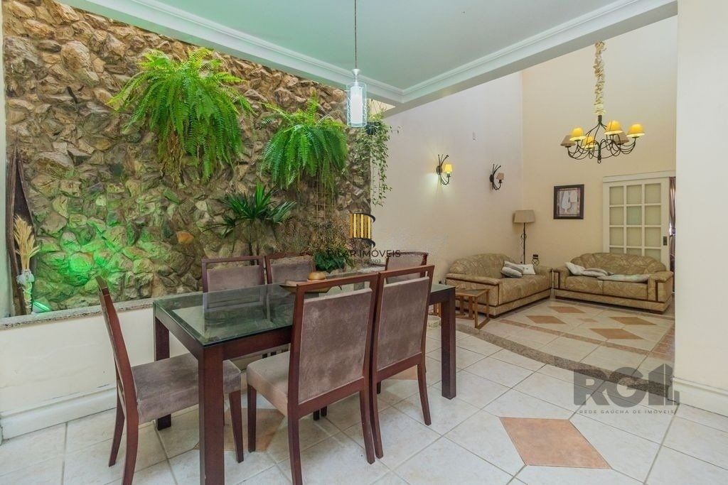 Casa 224m² - 3 dormitórios, 4 vagas no bairro Parque Santa Fé