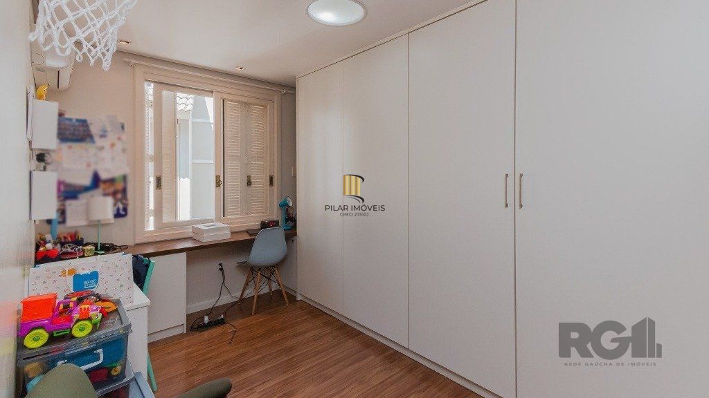 Excelente casa em condomínio de 249m² com 03 dormitórios e 4 vagas.