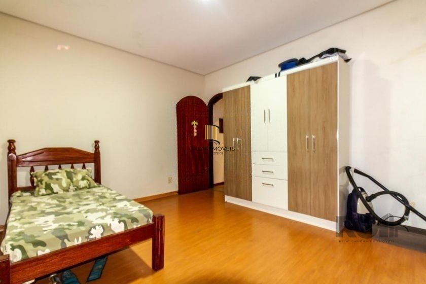Casa 303m² - 4 dormitórios, 2 vagas no bairro Santo Antônio