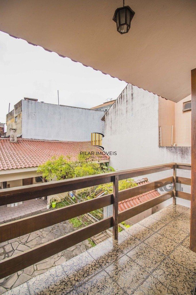 Casa de 329m² - 4 dormitórios, 1 suíte, 6 vagas no bairro Vila Jardim