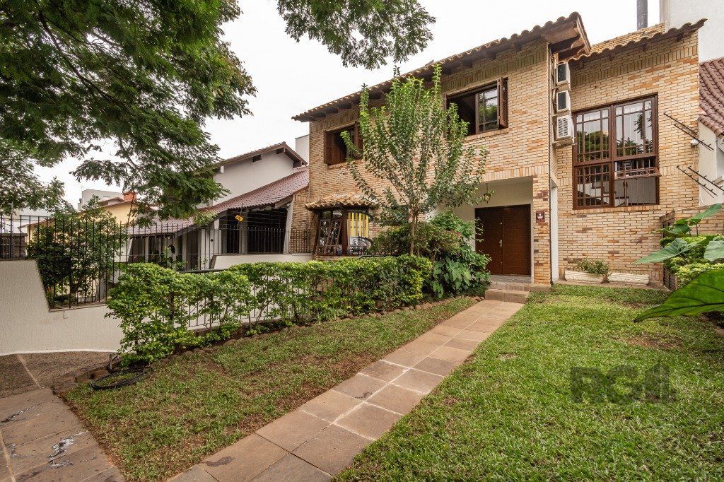 Casa de 484m², 4 dormitórios, 8 vagas no bairro Chácara das Pedras!