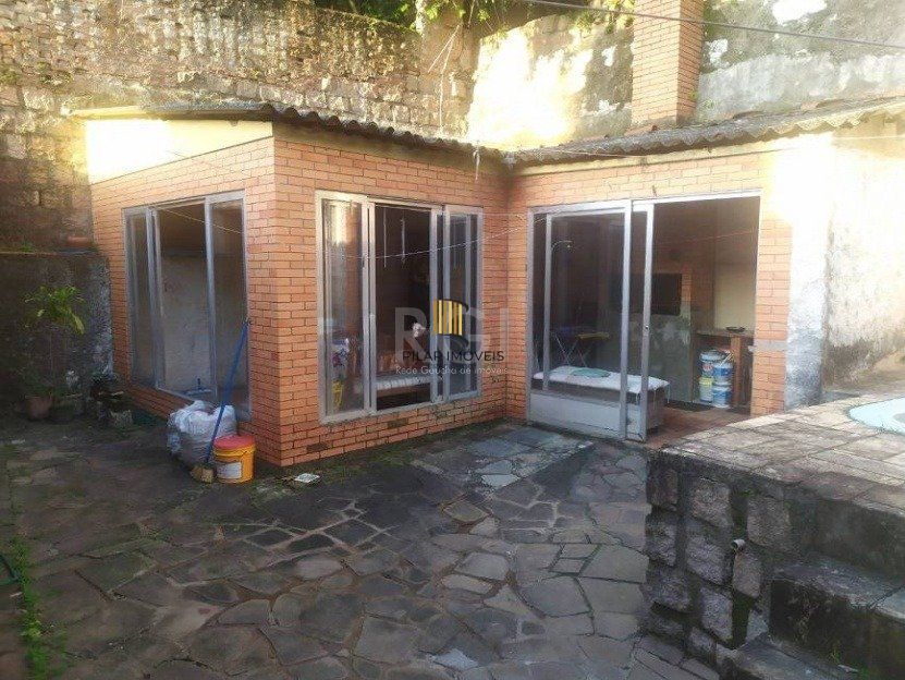 Casa com 03 dormitórios, churrasqueira, pátio com piscina e 5 vagas de garagem no bairro Menino Deus