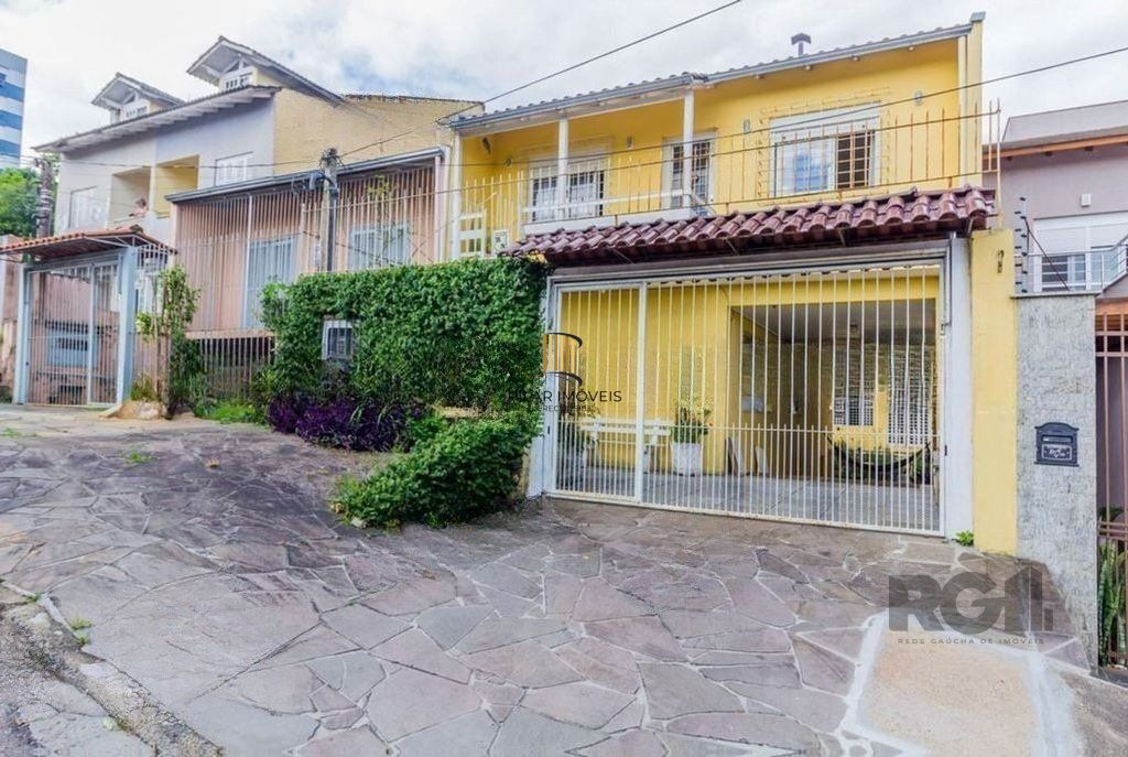 São duas casas no mesmo pátio, com 308,22m² de área construída. Próxima a Av. Teresópolis.