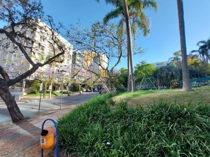 Apartamento com 2 quartos com suite e  1 vaga na Felix da Cunha em Porto Alegre