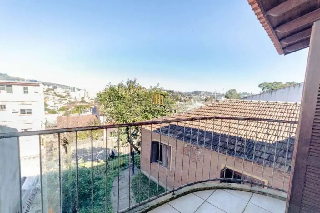 Casa à venda com 3 dormitórios, 1 suíte e espaço gourmet em terreno alto
