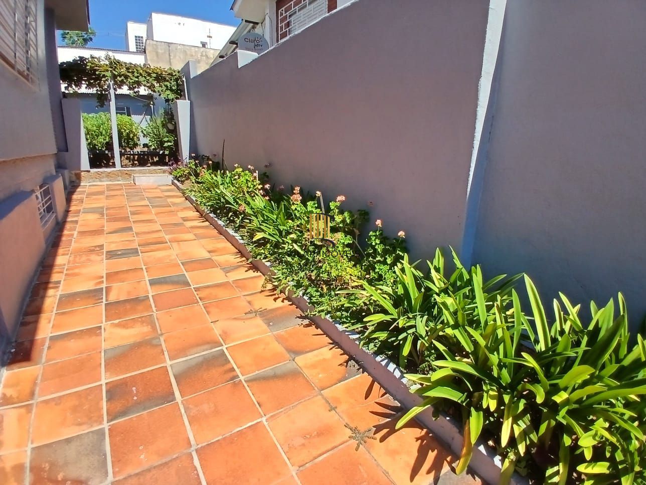 Casa com 03 dormitorios e amplo jardim no bairro Santa Tereza /RS