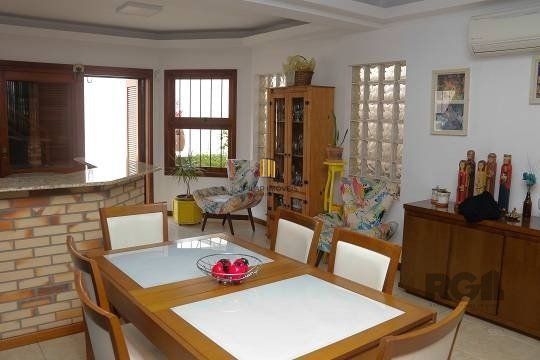 Excelente casa de 287m² com 3 dormitórios e 4 vagas.