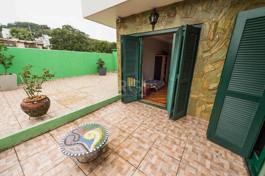 Casa para Venda - 317m², 5 dormitórios, sendo 1 suites, 2 vagas - Teresópolis