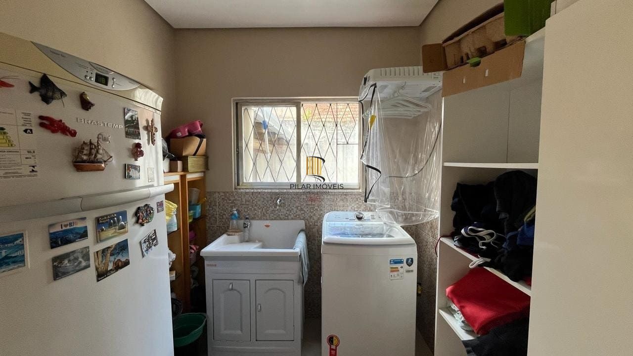 Casa de 4 dormitórios no bairro Santo Antônio, Porto Alegre