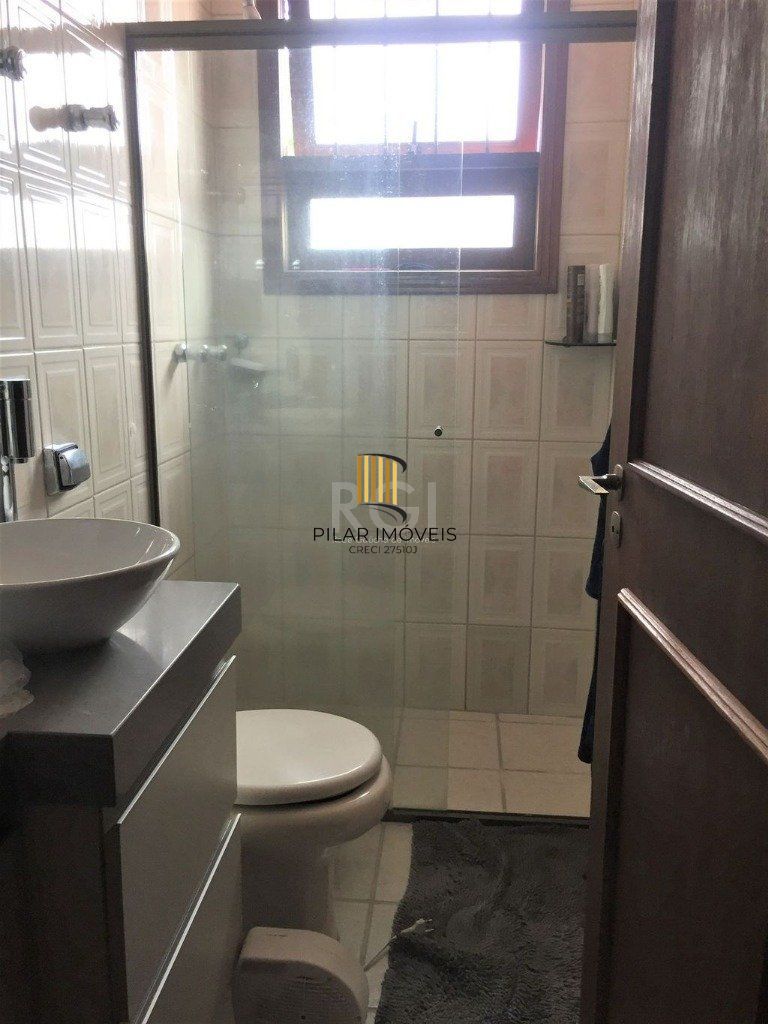 Casa de 270m² - 3 dormitórios, 1 suíte, churrasqueira, pátio e 3 vagas de garagem