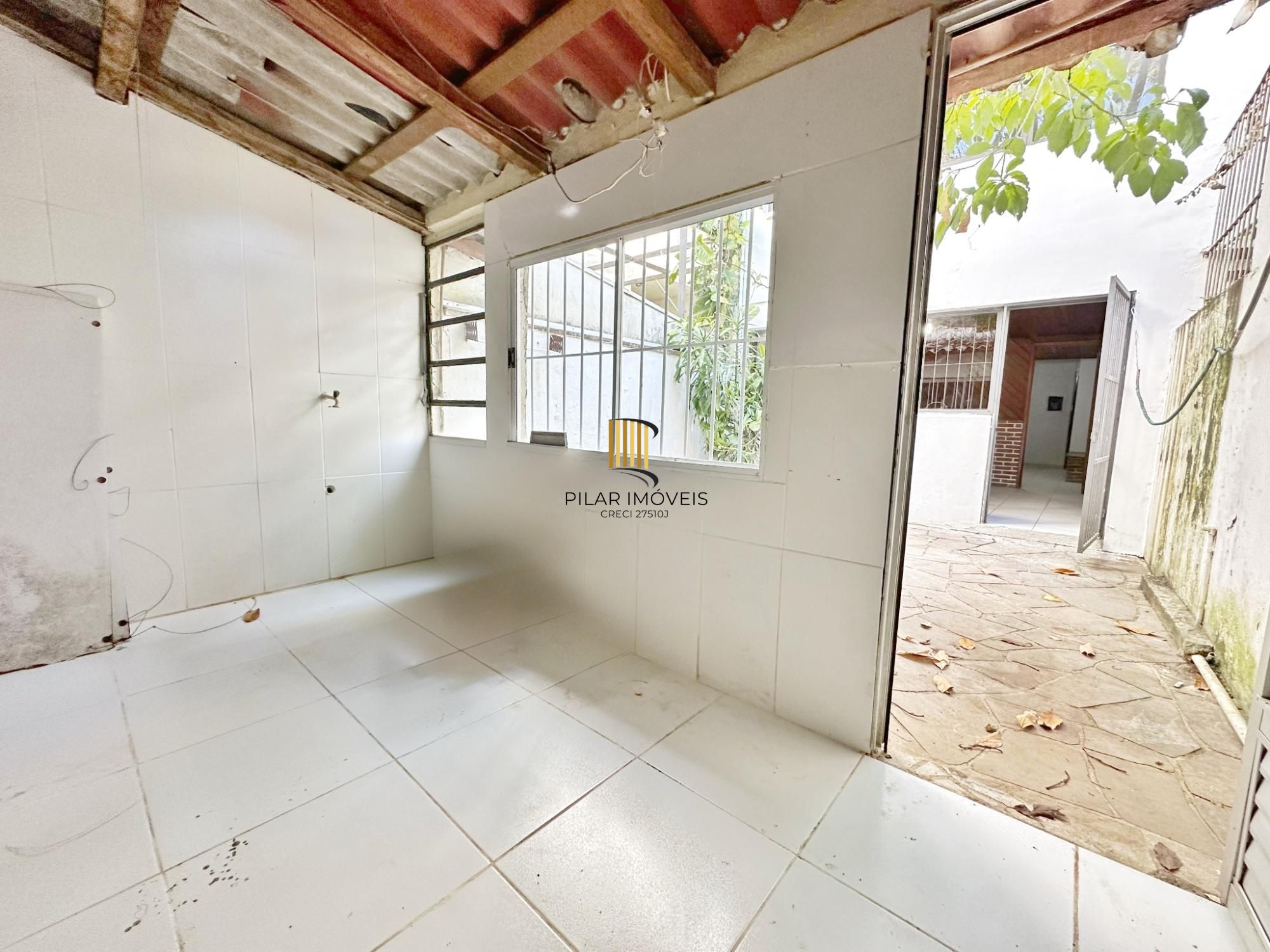 Sala comercial com mezanino e pátio na Cidade Baixa