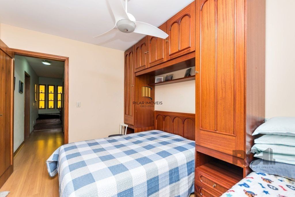 Casa 381m² - 5 dormitórios, 1 suíte, piscina e 6 vagas no bairro São Sebastião