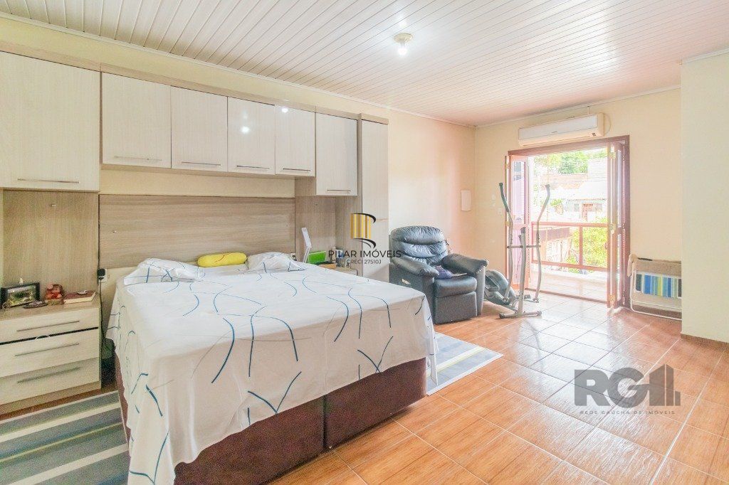 Casa com 3 dormitórios e 3 vagas no bairro Santa Tereza