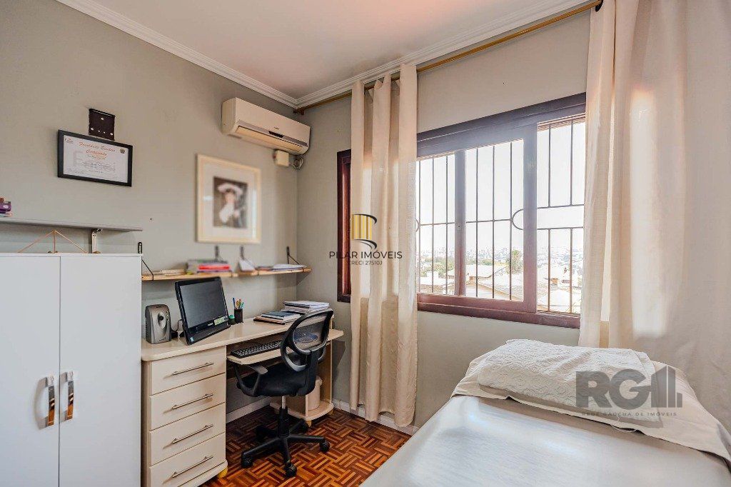 Casa com 234m², 3 dormitórios, 3 vagas no bairro Partenon