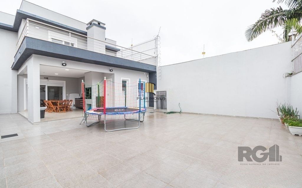 Excelente casa de 254m² com 4 dormitórios sendo 3 suítes.