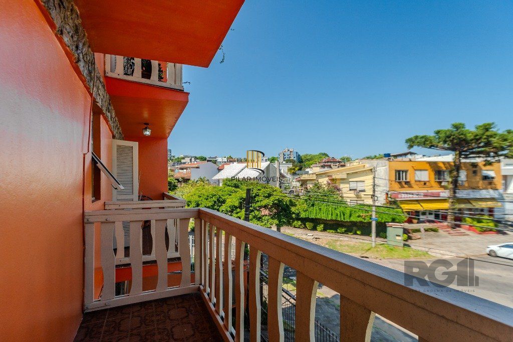 Prédio de 328m² - 4 dormitórios, 2 vagas no bairro Chácara das Pedras