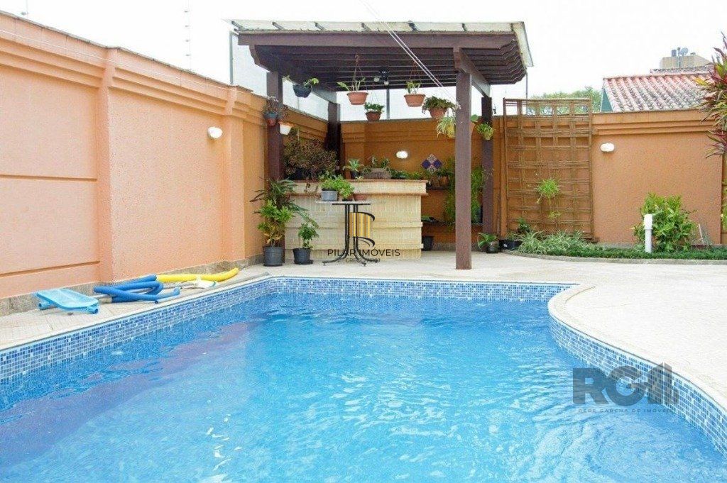 Excelente casa de 330m² com 3 dormitórios, piscina e 3 vagas.