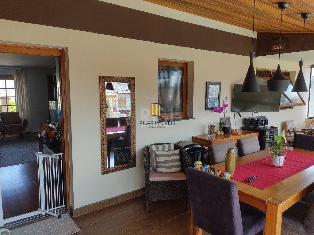 Excelente casa com 03 suíte, espaço gourmet com churrasqueira, living com lareira, pátio com piscina e garagem para 02 carros no bairro Espírito Santo