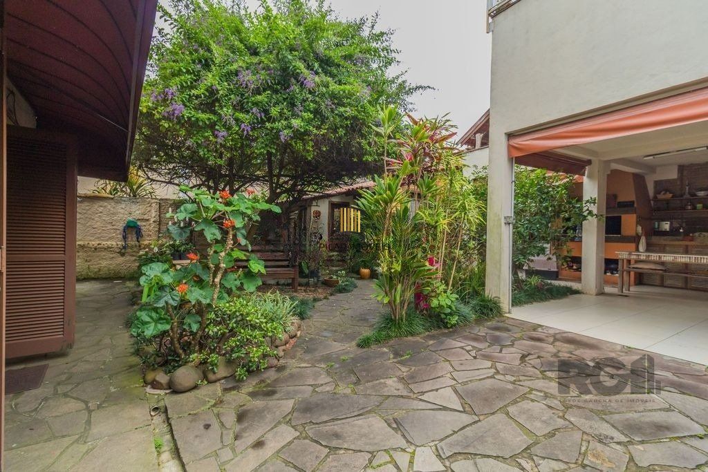 Impecável casa no bairro Medianeira. Living de 3 ambientes com lareira. Com 4 dormitórios sendo 1 suíte também com lareira. Ampla cozinha mobiliada e reformada. Dormitórios com armários fixos .
