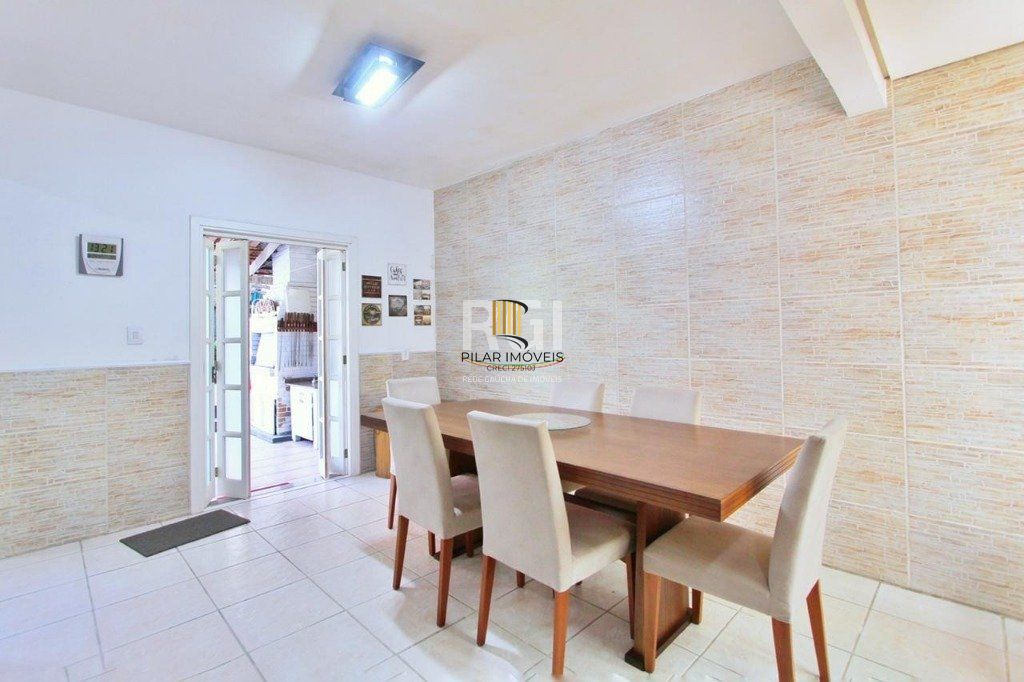 Casa para Venda - 260m², 5 dormitórios, sendo 2 suites, 4 vagas - Teresópolis