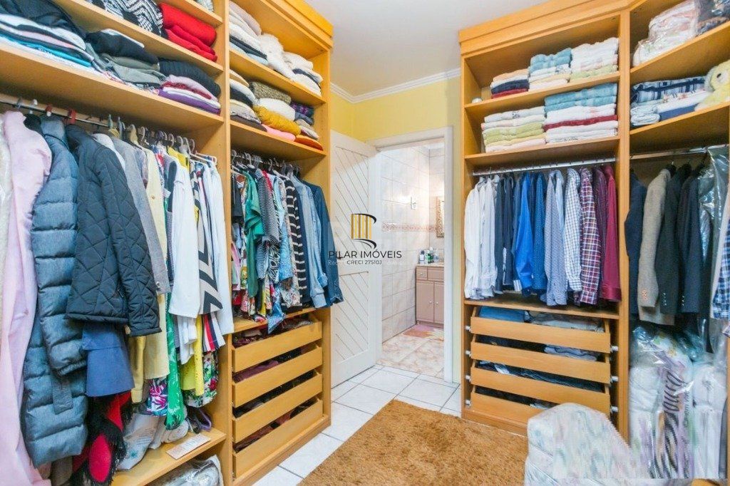 Casa para Venda - 258m², 3 dormitórios, sendo 1 suites, 4 vagas - Teresópolis