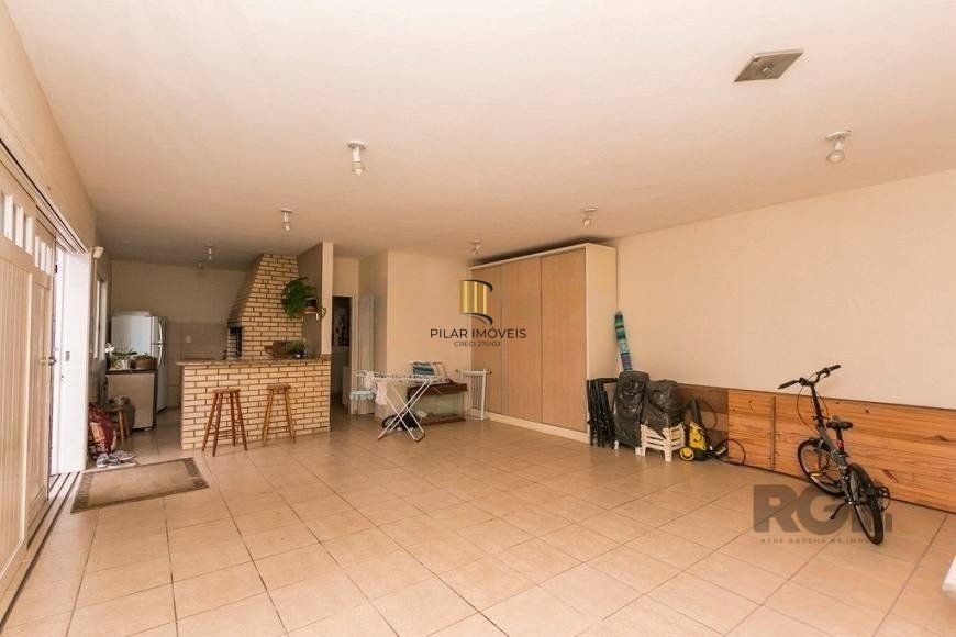 Casa de 380m² - 4 dormitórios, 2 suítes, 4 vagas no bairro Bom Jesus