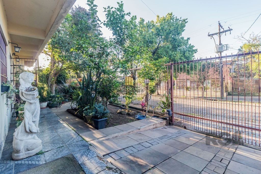 Sobrado de 215m² - 4 dormitórios, 5 vagas no bairro Passo das Pedras