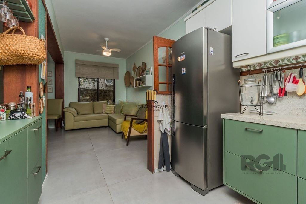 Impecável casa no bairro Medianeira. Living de 3 ambientes com lareira. Com 4 dormitórios sendo 1 suíte também com lareira. Ampla cozinha mobiliada e reformada. Dormitórios com armários fixos .