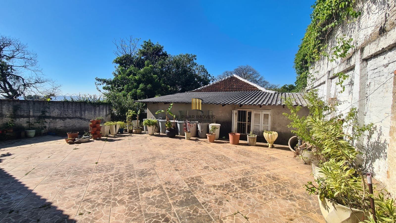Casa com 4 dormitórios, 2 vagas e 300m² á venda