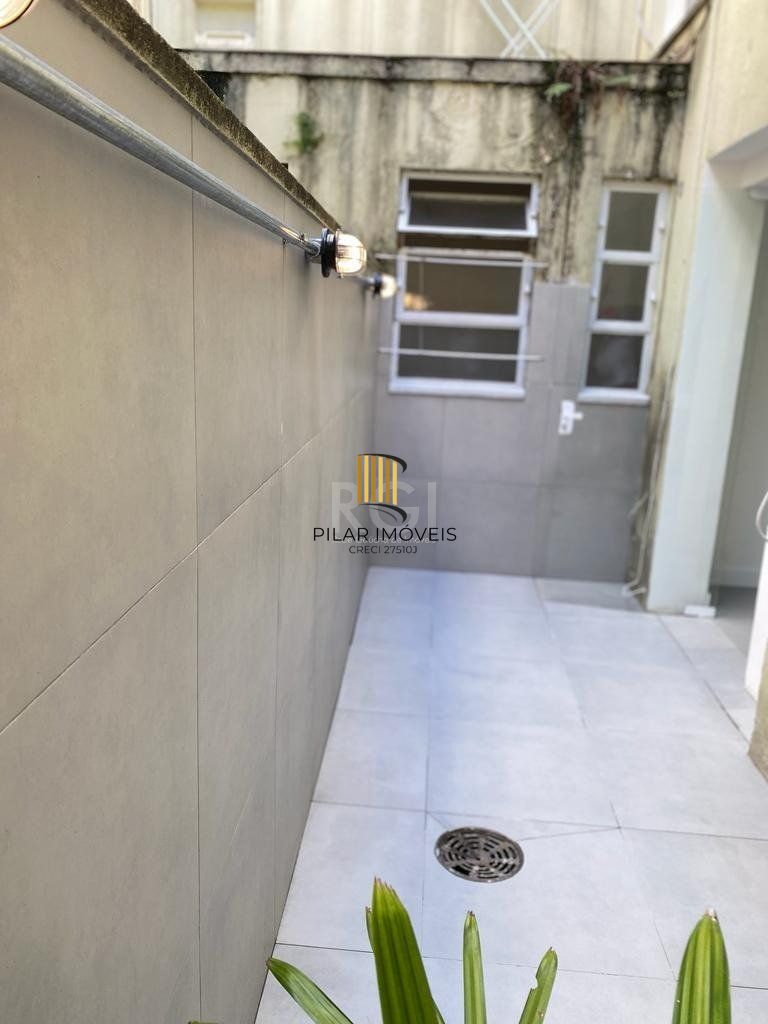 Apartamento térreo - 1 suíte, pátio e lavabo no bairro Petrópolis
