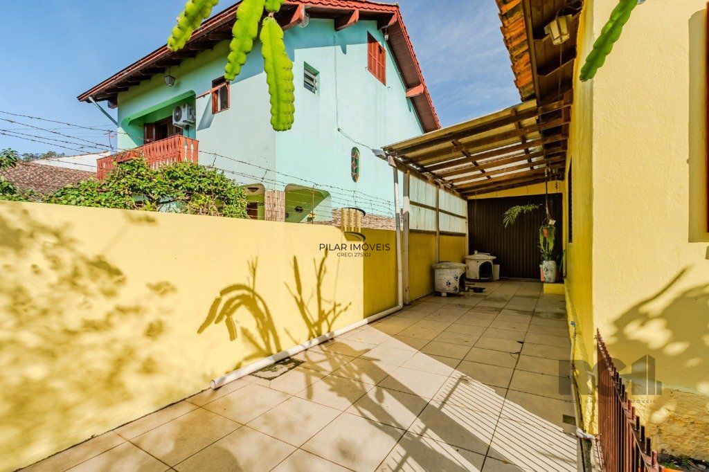 Casa de 2 dormitórios, no bairro  Hípica