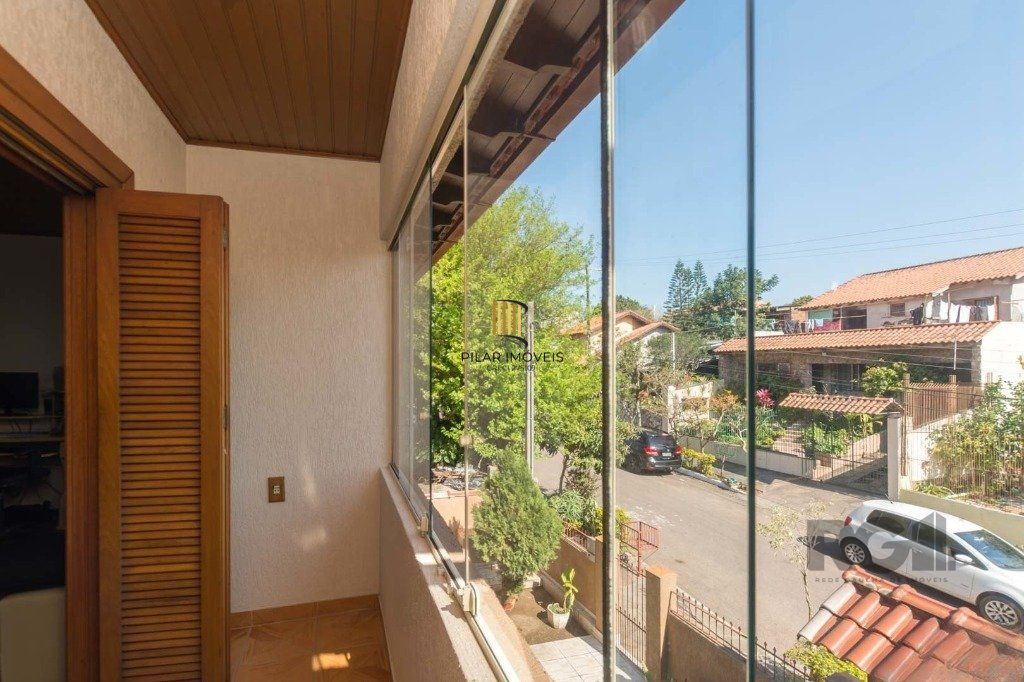 Casa de 4 quartos com 265m², no bairro Cavalhada