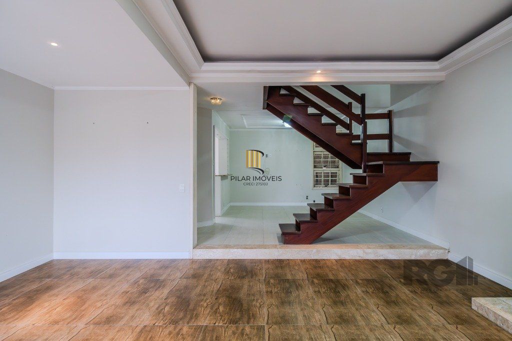 Casa de 214m² com 4 dormitórios, 1 suíte, piscina e 2 vagas no bairro Teresópolis