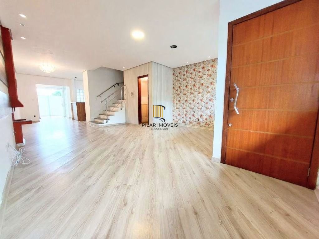 Casa à venda na Hípica, 3 dormitórios, suíte com closet, sótão com churrasqueira e terraço, condomínio fechado com lazer
