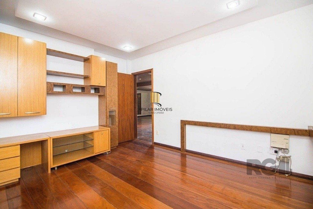 Casa para Venda - 443m², 3 dormitórios, 4 vagas - Alto Petrópolis