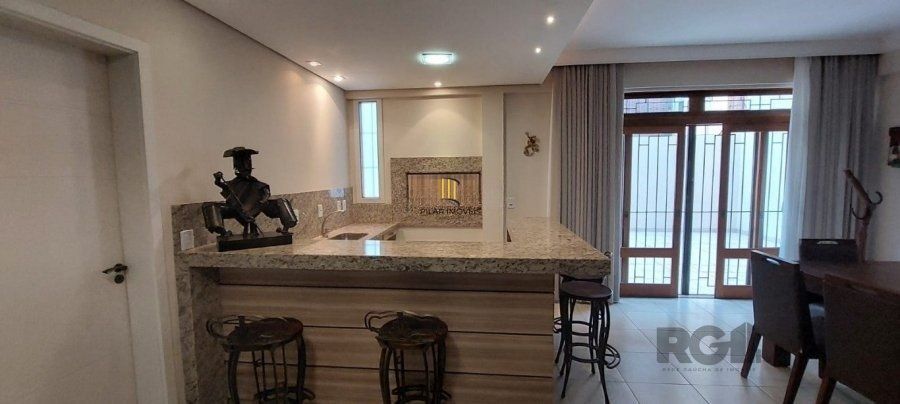 Excelente casa de 465m² com 3 dormitórios e 5 vagas de garagem.