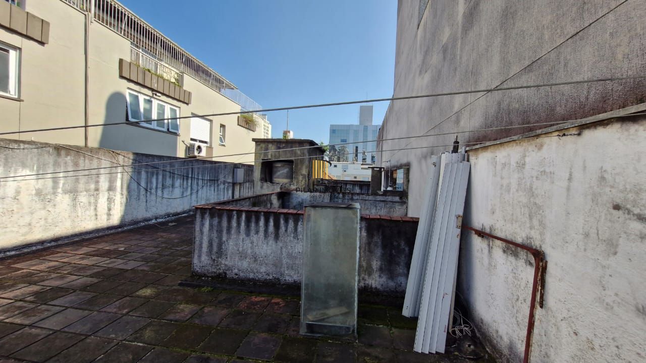 Apartamento com 2 dormitórios e garden na Rua Ijuí, pronto para reformar