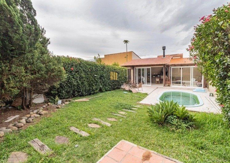 Casa de 3 dormitórios à venda em Ipanema, Porto Alegre.